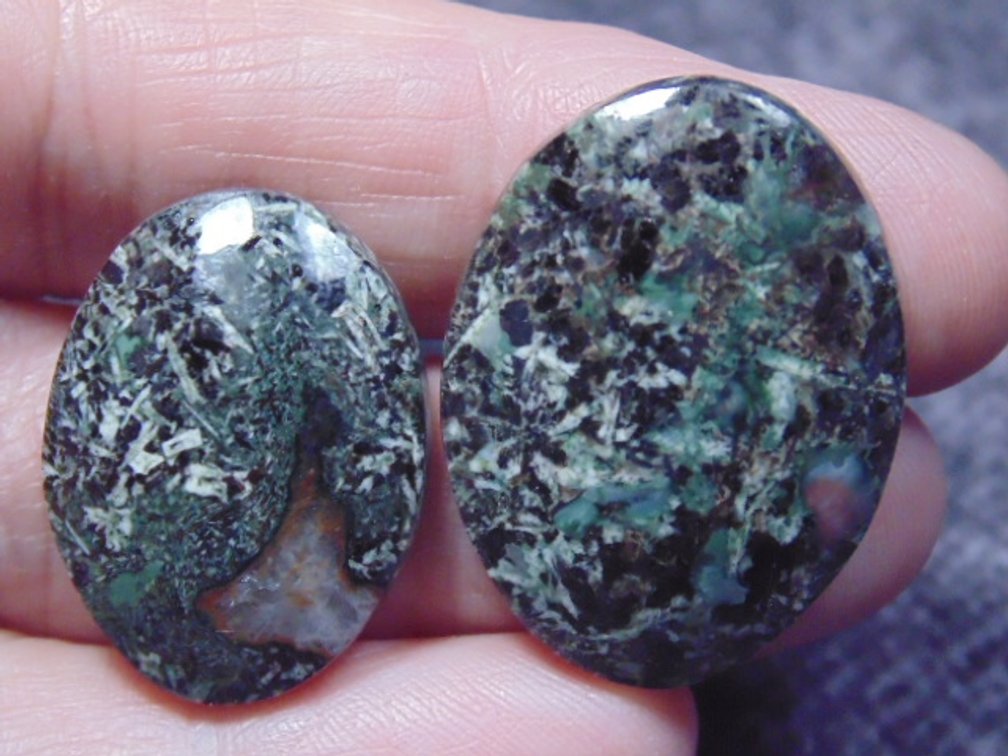 A pair of Hovlandite cabs