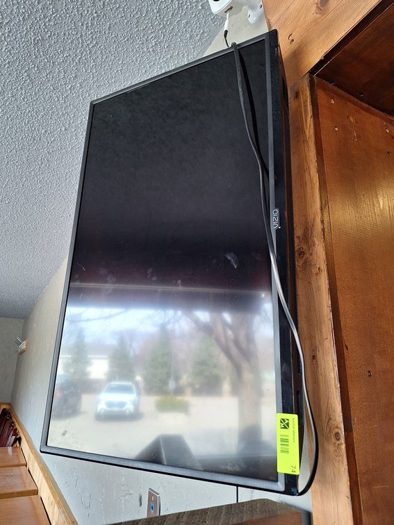 Vizio 32" LED TV with Wall Mount