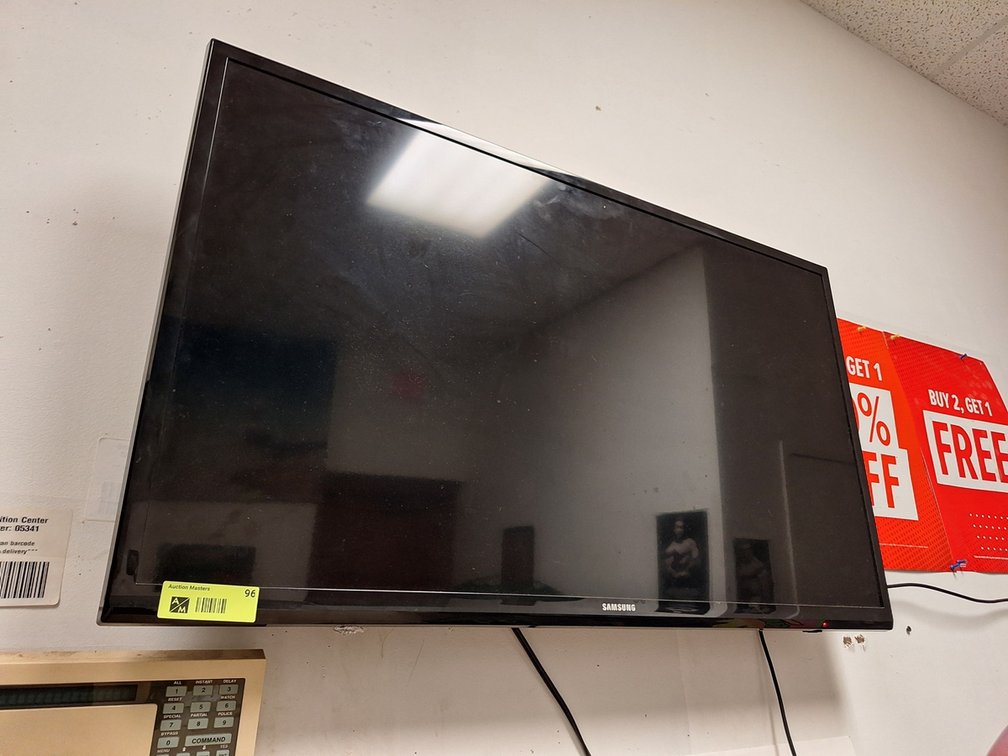 Samsung 37" Flat Screen LED TV with Wall Mount