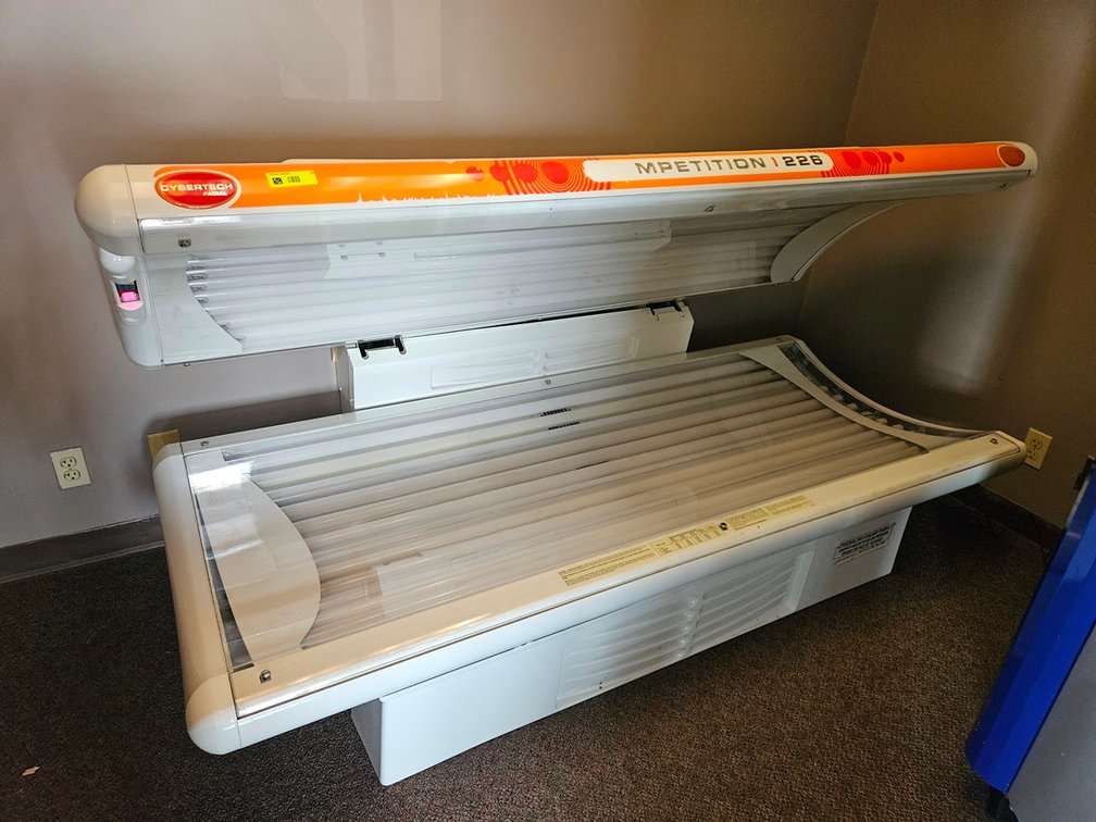 Sun Dash Competition 226 Tanning Bed, 20 Genesis System, Model 226GF, 1 PH