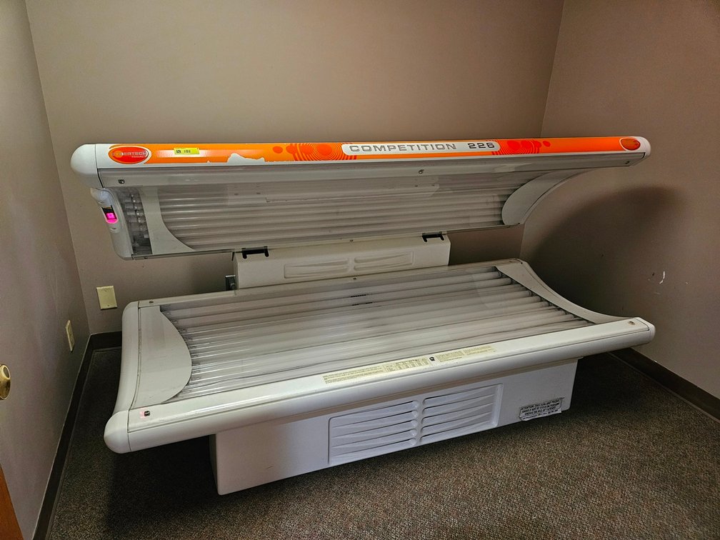 Sun Dash Competition 226 Tanning Bed, 20 Genesis System, Model 226GF, 1 PH