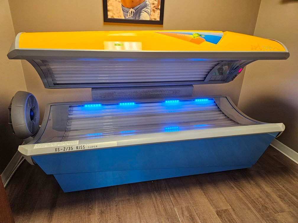 Soltron XS-2/35 Kiss Super Tanning Bed