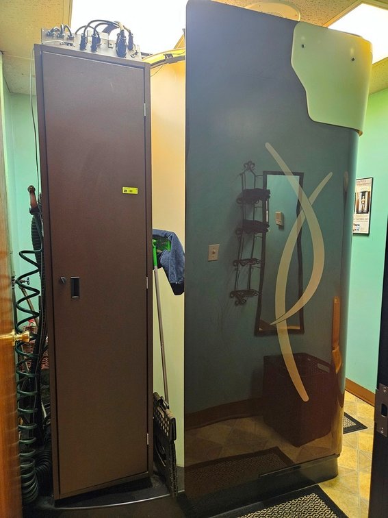 Pura Sunless Spray Tan Station, Model EPURA with Supplies