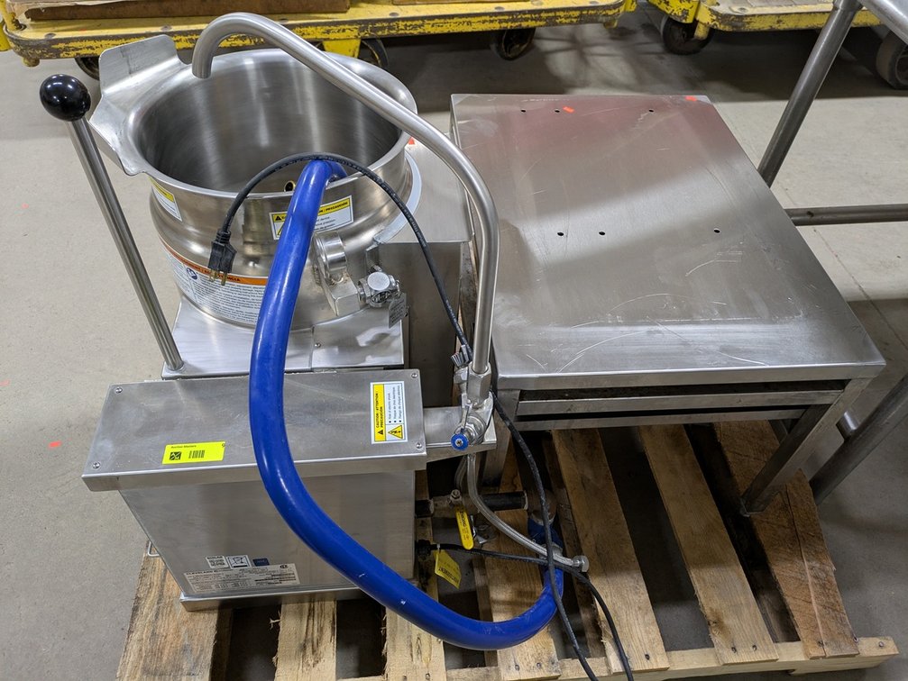 Cleveland Natural Gas 6 Gallon Tilting 2/3 Steam Jacketed Tabletop Kettle with Stand, Model: KGT-6-T