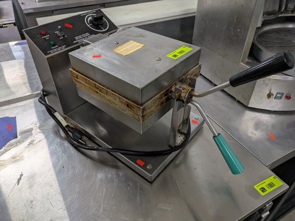Four Round Belgian Waffle Maker, Model: 5025