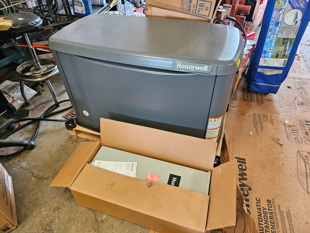 NEW Honeywell Back Up Generator, Model G00723510, Serial 3016413289, Nat. Gas or LP, Honeywell HX Automatic Transfer Switch