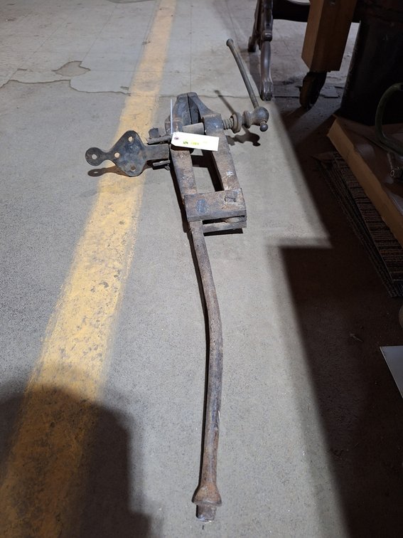 Vintage Post Leg Vise, 39"