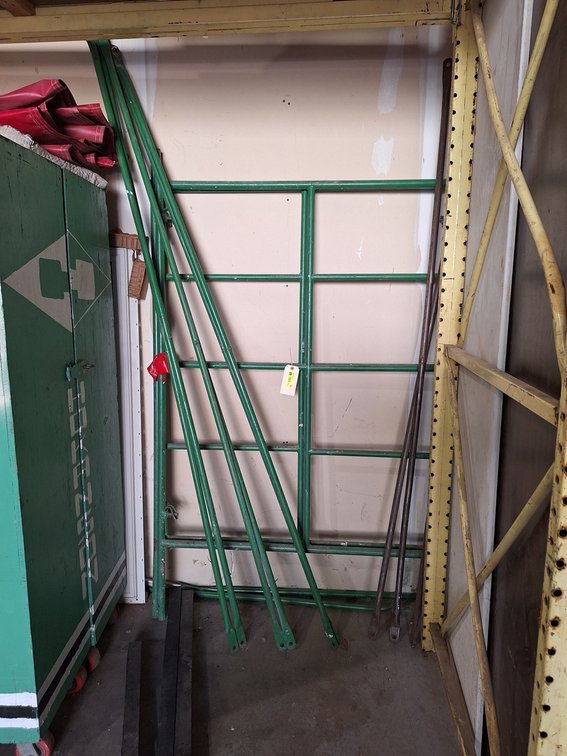 Scaffolding, 2- 4'x6' Uprights, 6- 8' Braces, 3 Planks