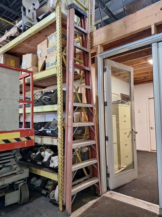 10' Fiberglass Ladder