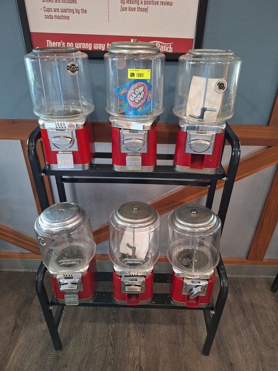 LYPC 6 Place Vending Machine with Rack, 28"x16"x50"