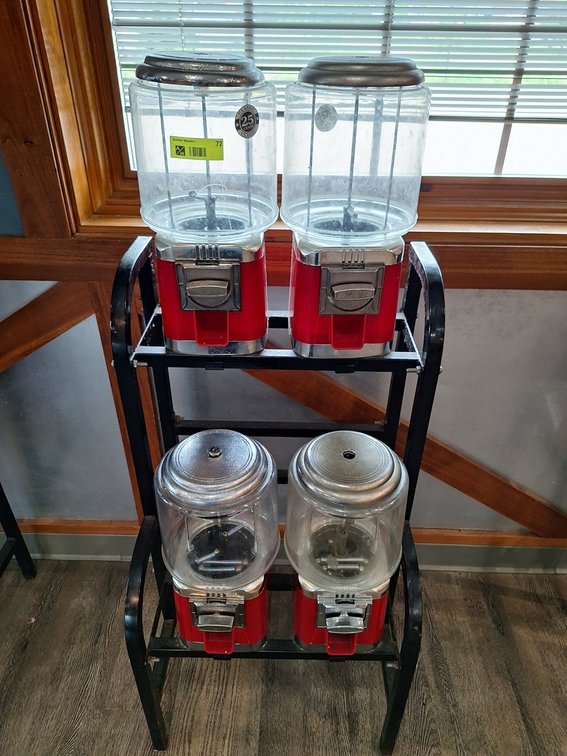 4 Place Vending Machine with Rack, 20"x17"x50"