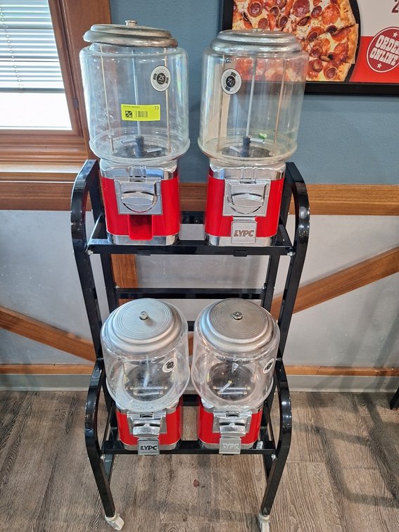 LYPV 4 Place Vending Machine on Rack with Wheels, 20"x17"x53"
