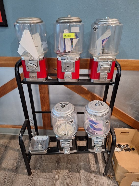 6 Place (missing 1) Vending Machine with Rack, 28"x16"x50"