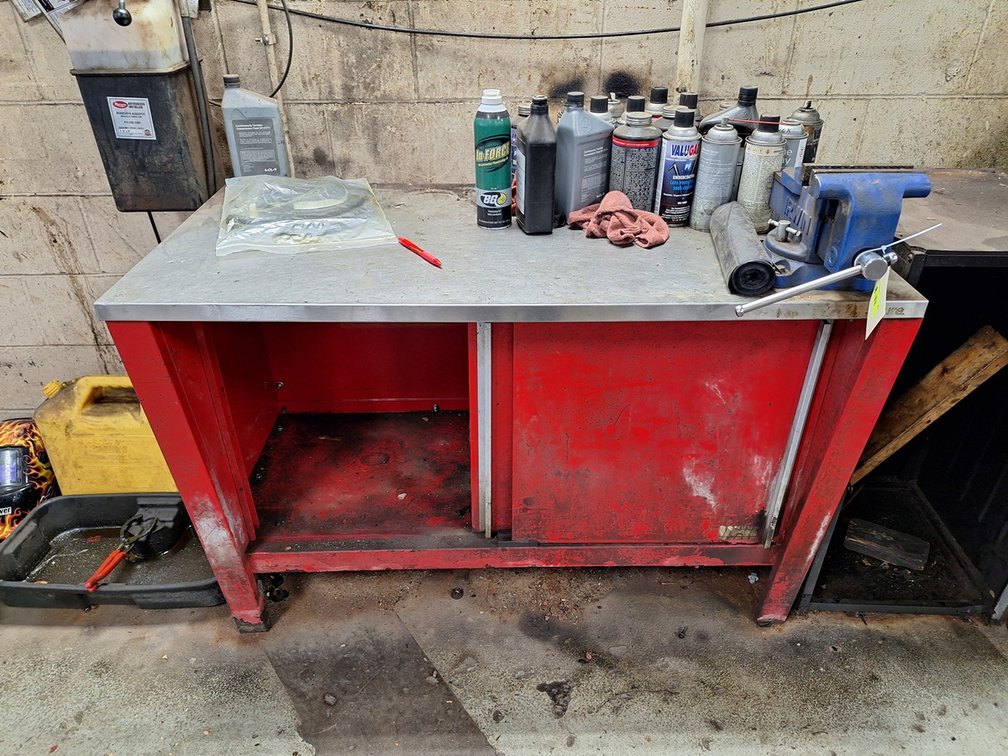 Metal Workbench with 5" Vise, 48"x25"x34"