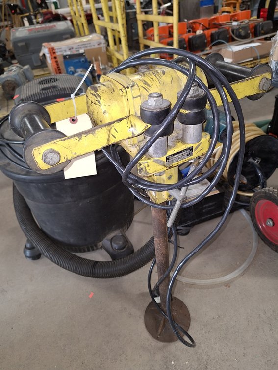 Bosch Electric Concrete Vibrator, 460V, 150W, Model 0618902013, 17"x6"X31"