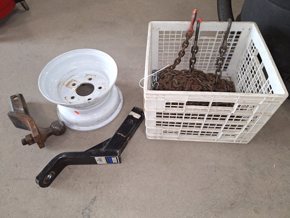 Assorted Chains Reese Titan Class V Hitch Ball Mount, Steel Trailer Hitch, Trailer Rim