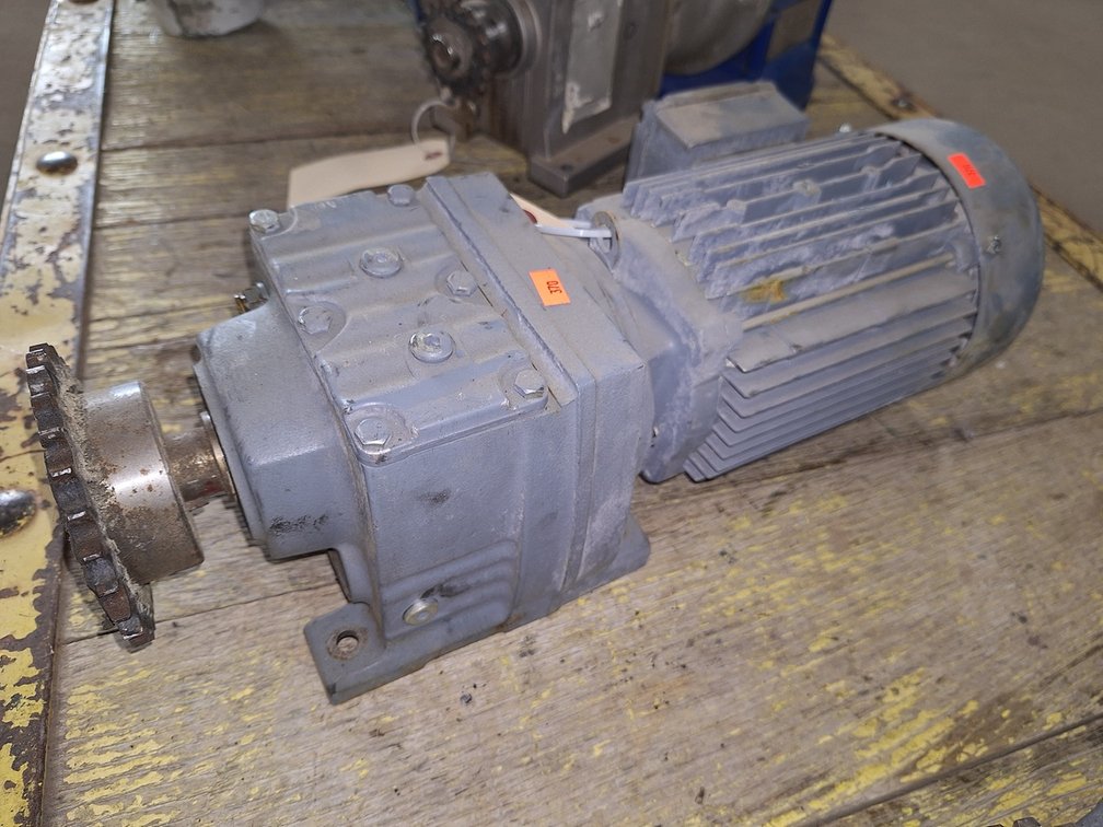 Sew-Euro Drive Industrial Electric Motor with Gear Box, 480V, 1680RPM, 18"x5"x6"