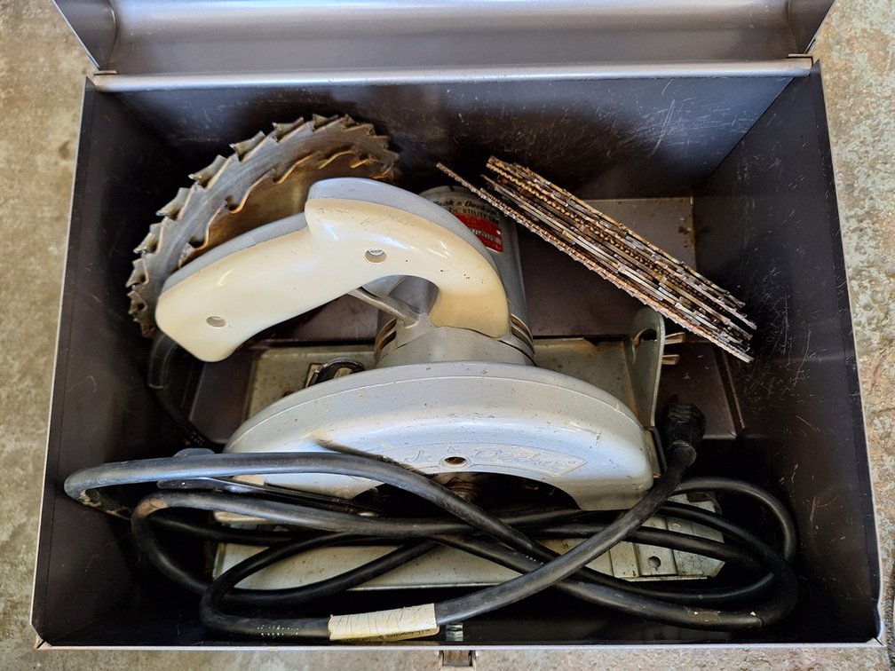 Black & Decker 7 1/4" Circular Saw with Extra Blades and Metal Case