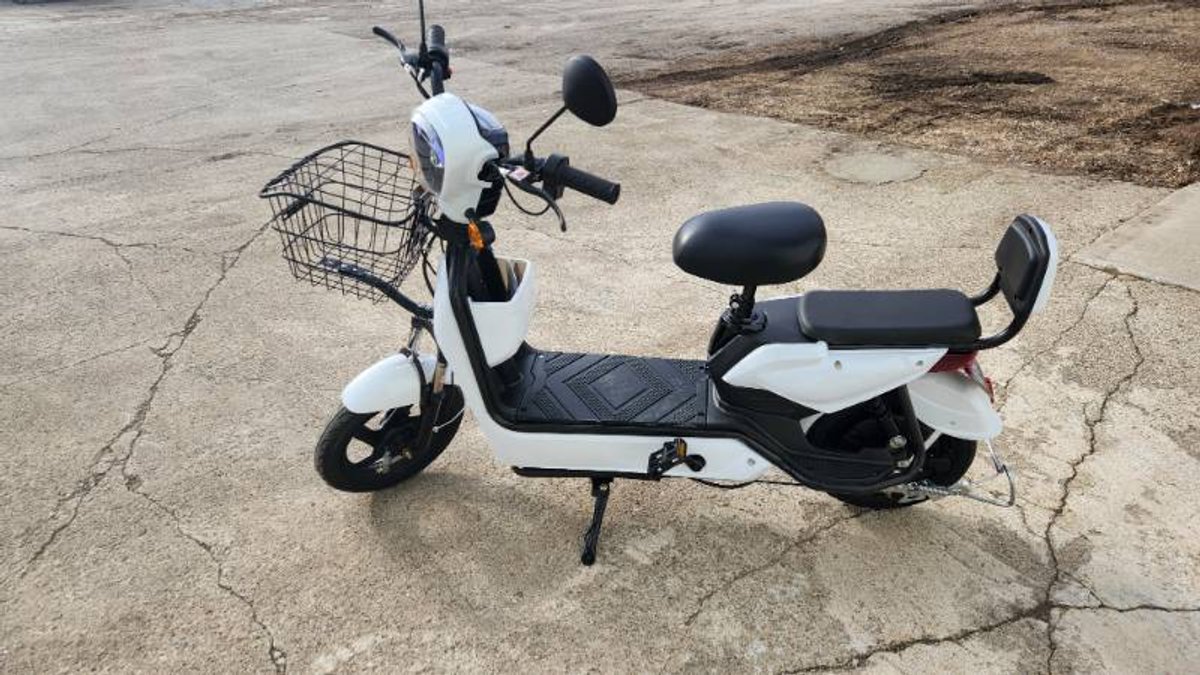 2026 SDLANCH Electric Motorcycle, Model IREV, Unused. WHITE COLOR