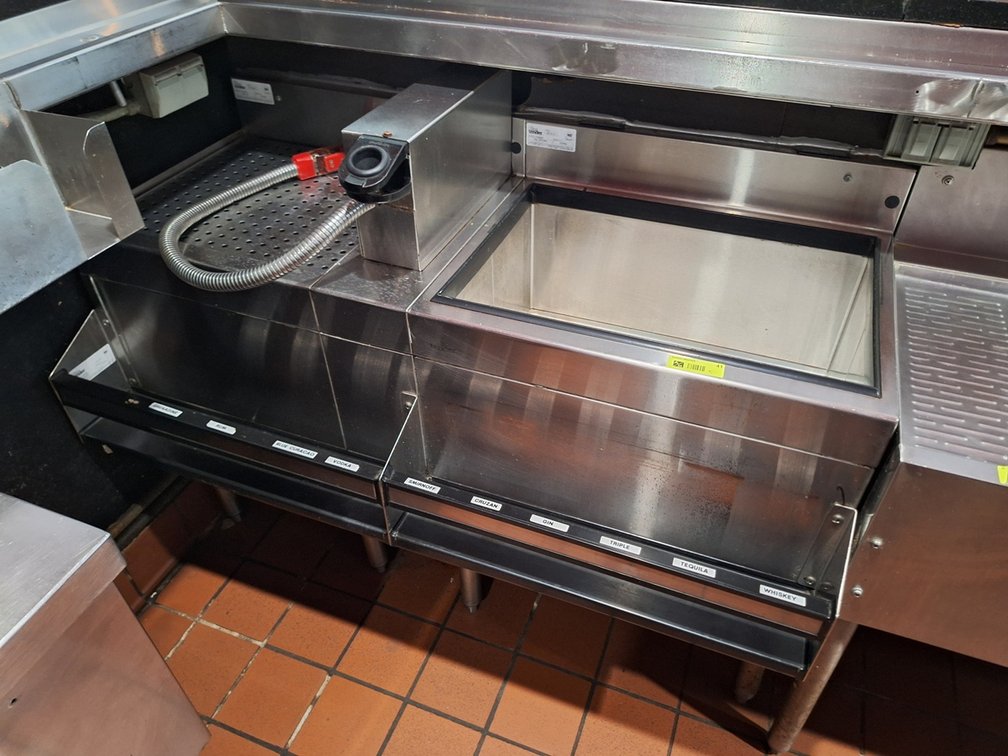 GlasTender IBA-24-CP10 Underbar Ice Bin and DBA-18 Drain Board