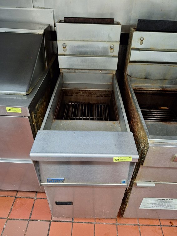 Pitco SS Gas Deep Fryer on Wheels, 16"