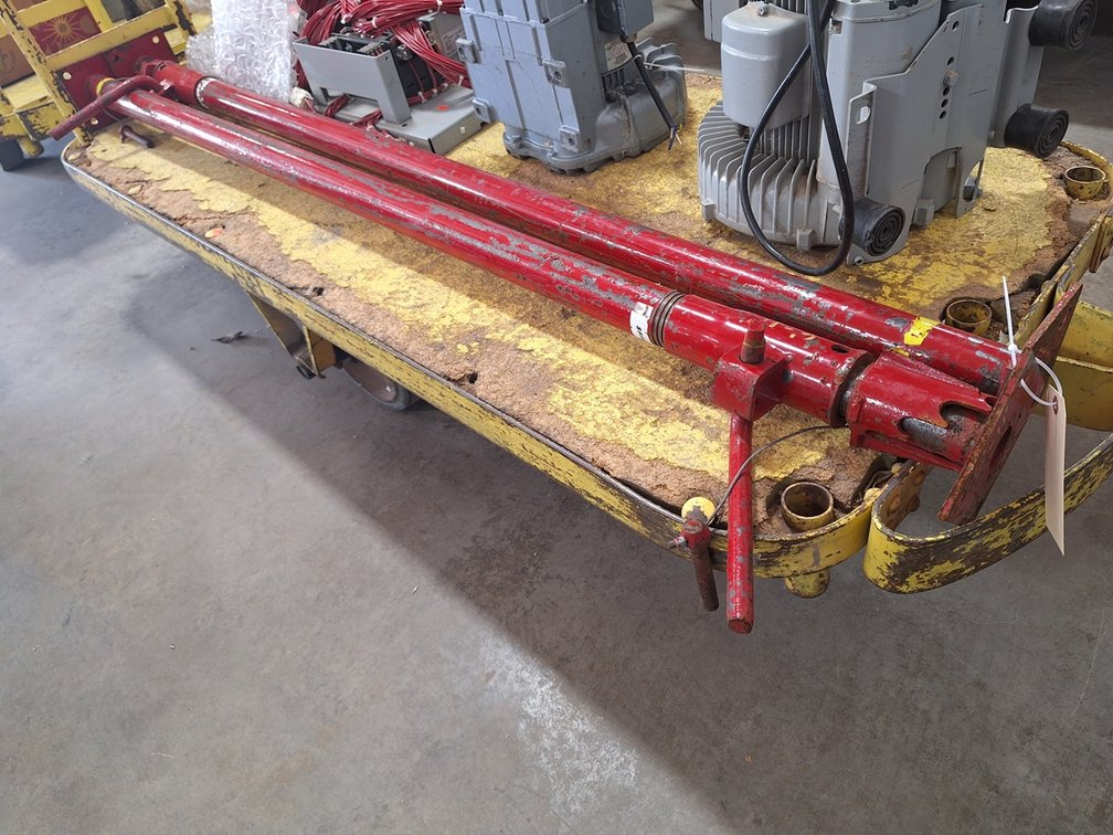 2 Adjustable Metal Posts