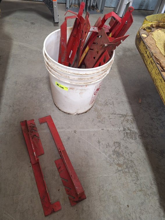 Assorted Heavy Duty Metal Scaffold Brackets
