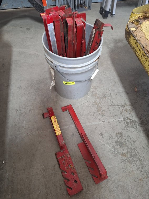 Assorted Heavy Duty Metal Scaffold Brackets