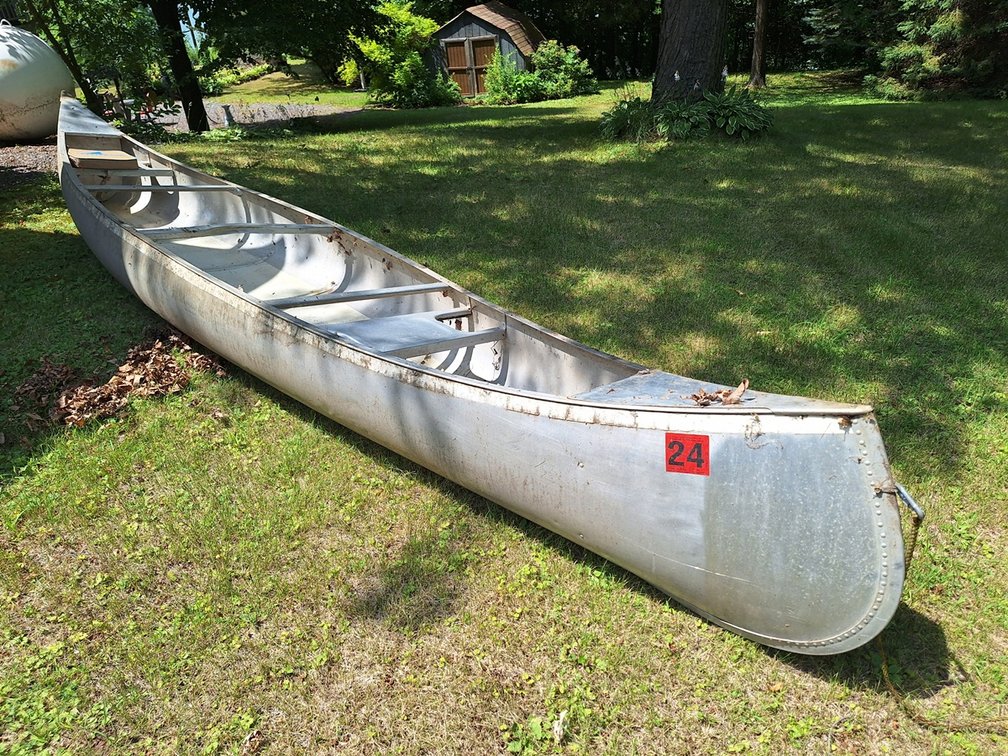 Alumacraft 17' Aluminum Canoe, 2 Wood Paddles