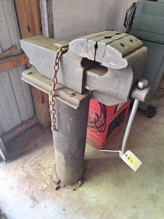 Heavy Duty Floor Mount 7" Vise