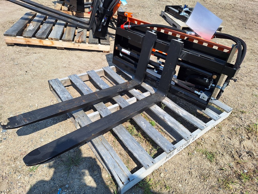 2026 Wolverine Adjustable Hydraulic Pallet Forks, Model PFA-11-3300G, Unused