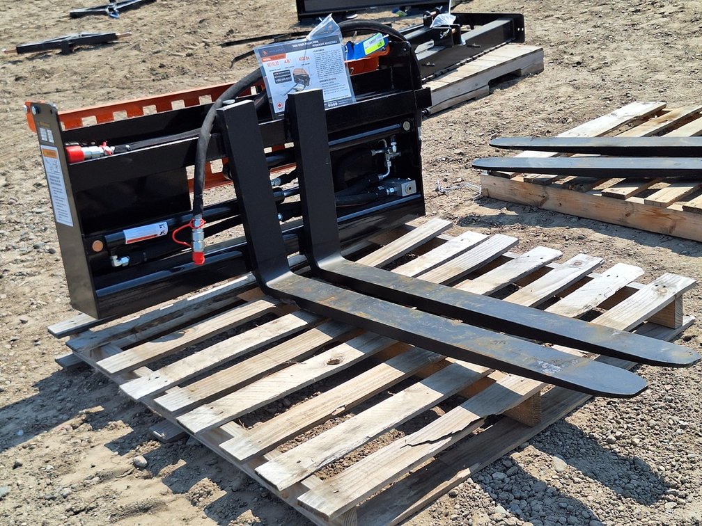 2026 Wolverine Adjustable Hydraulic Pallet Forks, Model PFA-11-3300G, Unused