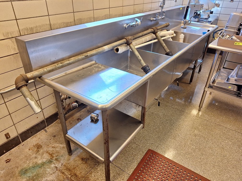 SS 3-Basin Sink with Drainboards, Undershelves and Faucets, 120"x30"x47"