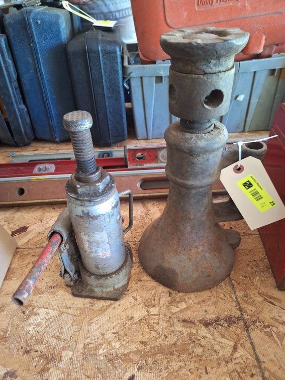 2 Bottle Jacks