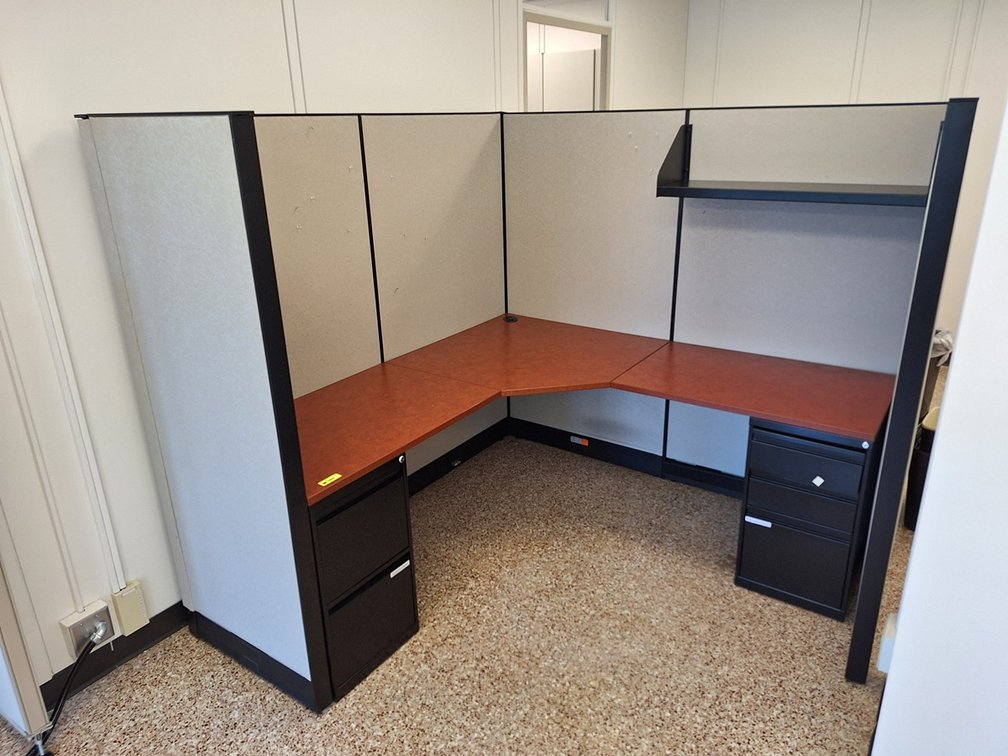 Cubicle Assembly with Work Surface, 6'x6'x67"