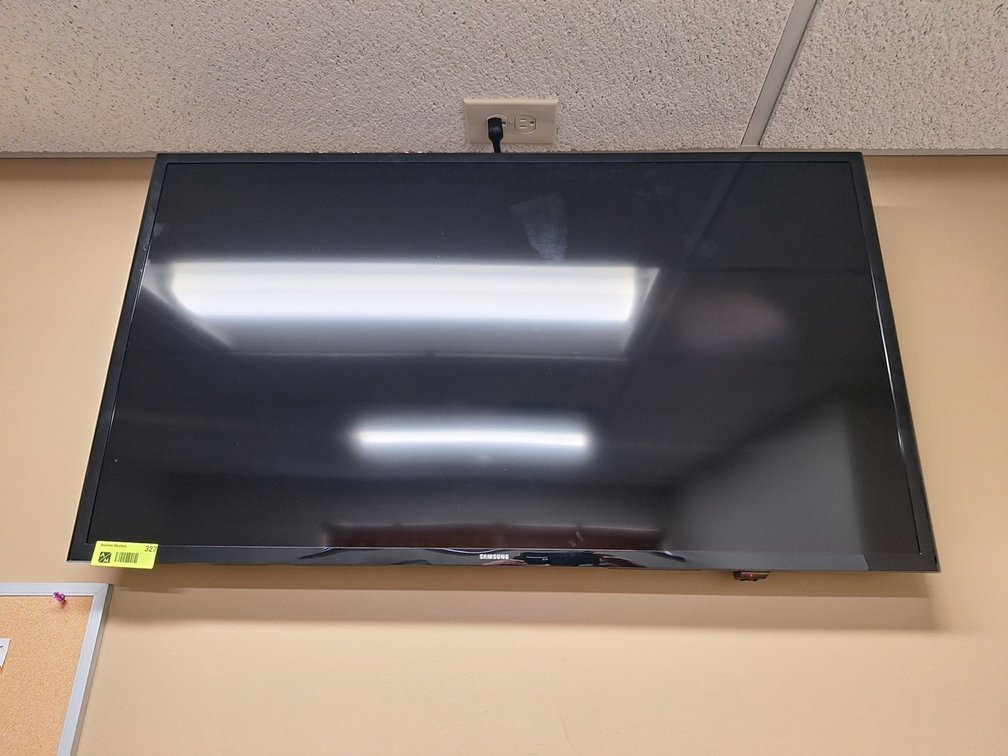 Samsung 39" Flat Screen TV with Wall Mount