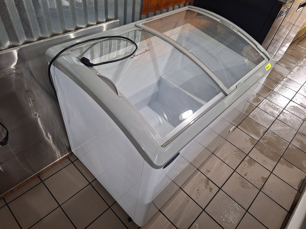 Master-Bilt Display Chest Freezer on Wheels, Model MSC-41A