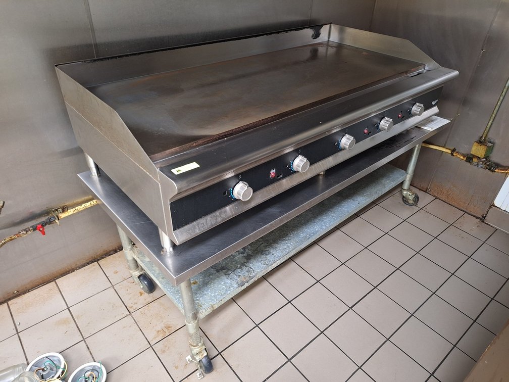 Vollrath Thermostatic Gas Flat Top Griddle, 60"W, with SS Stand on Wheels, 72"x38"x24"