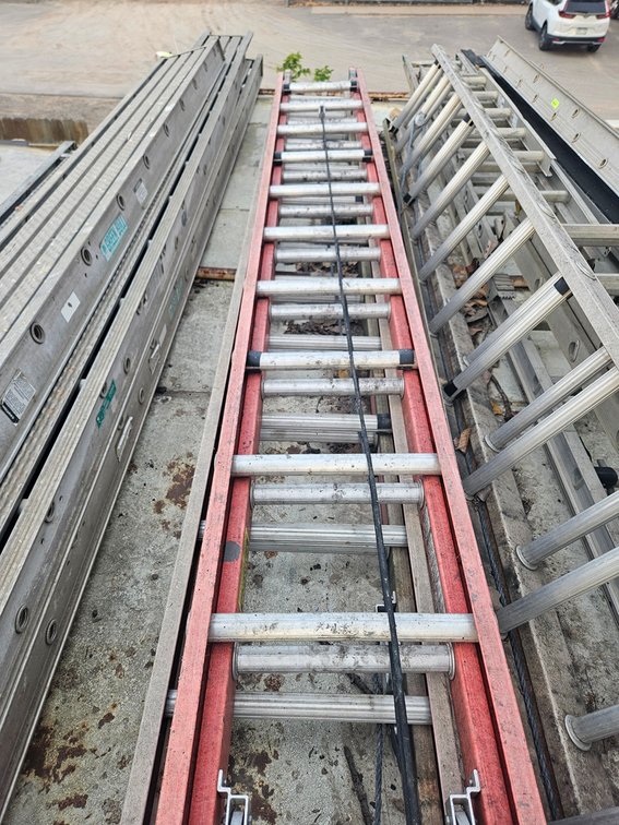 Fiberglass 28' Extension Ladder