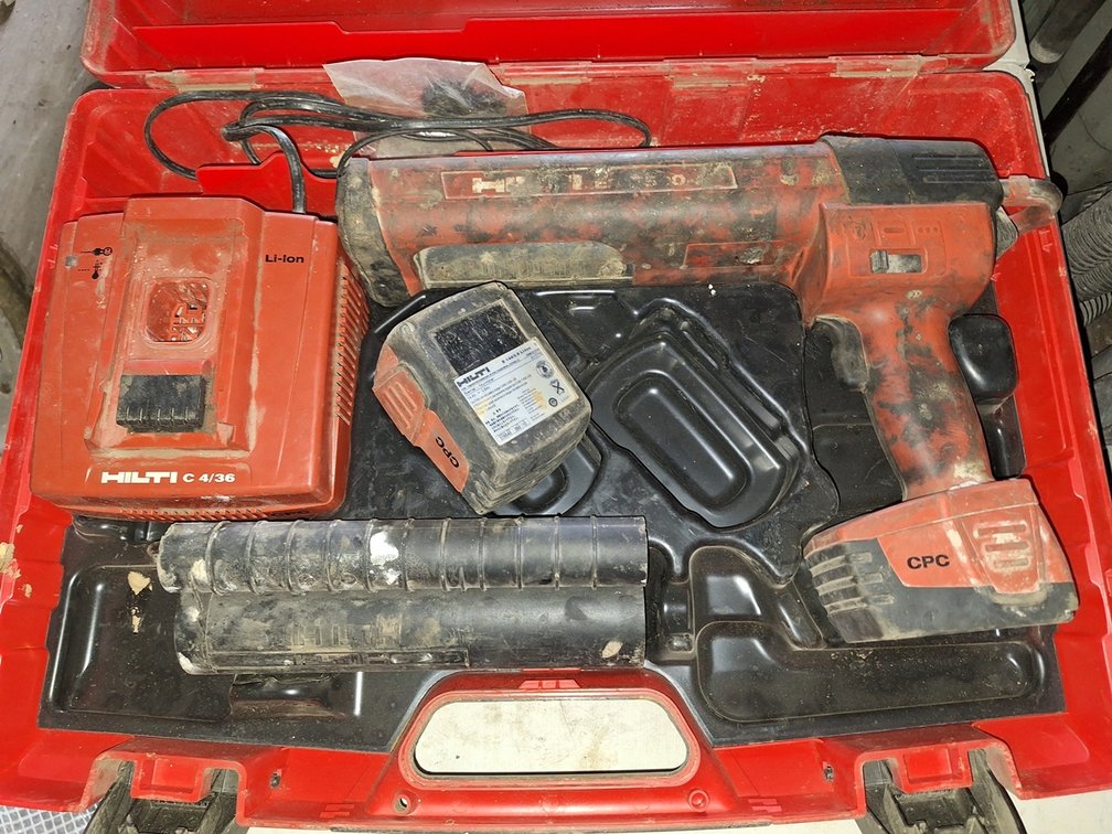Hilti ED 3500-A Caulking Gun, 2 Batteries and Charger