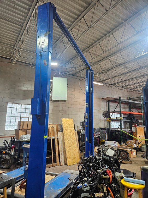 Rotary 9,000 Lb. Hydraulic Lift, Model AT07N100, 230V, 1 PH, 11'6" Tall