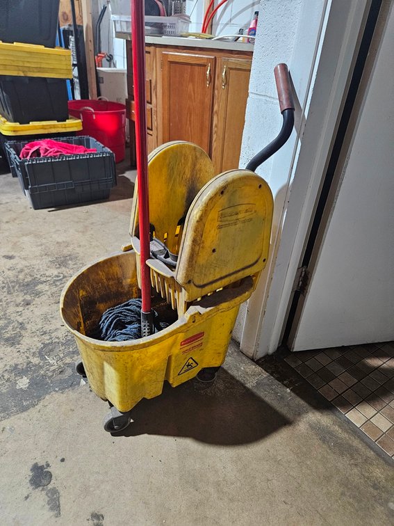 Rubbermaid Mop Bucket and Mop