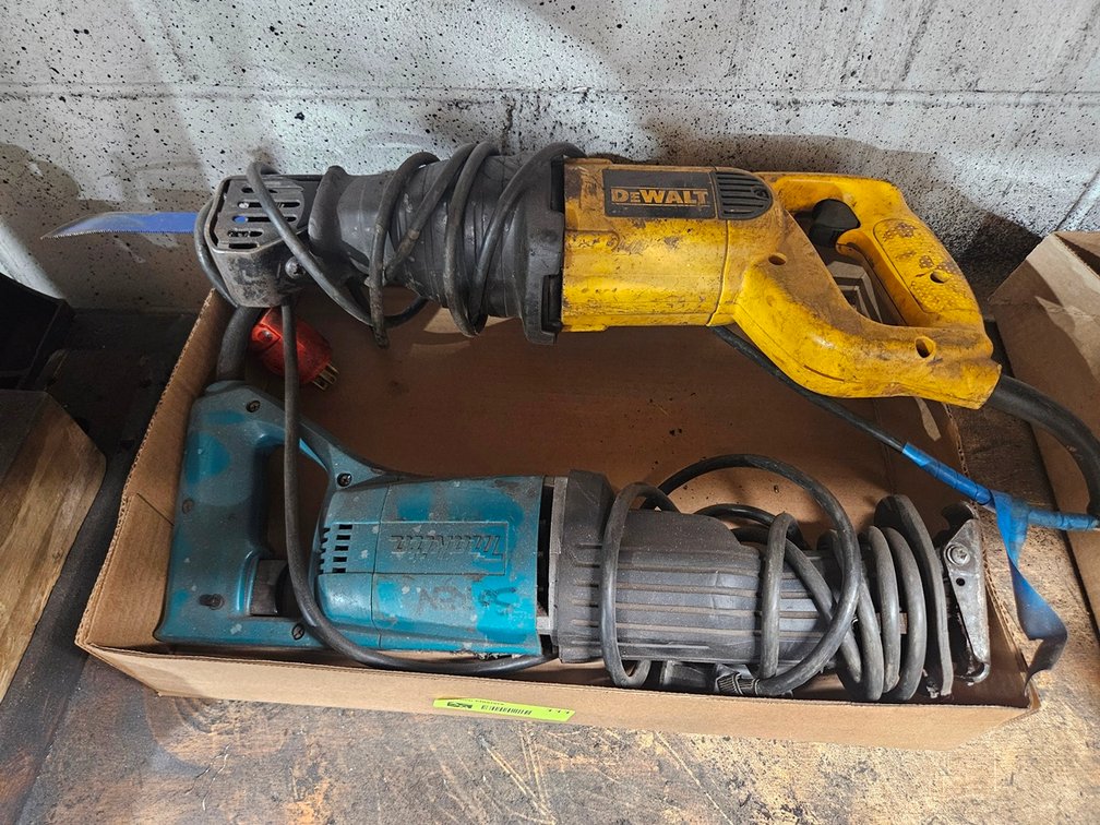 2 Reciprocating Saws