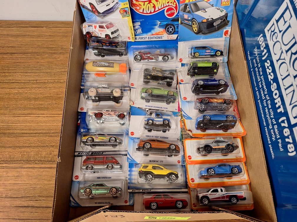 23 Hot Wheels/Matchbox Cars in Packages