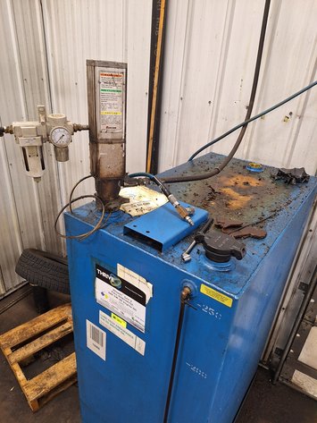 Image for Metal 250 Gallon Oil Tank with Pump and Related, Unknown 5W-30 Oil Quantity