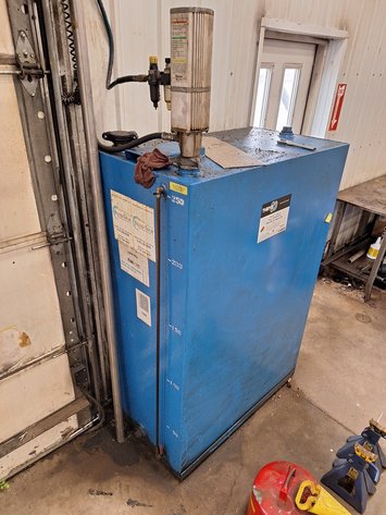 Image for Metal 250 Gallon Oil Tank with Pump and Related, Unknown OW-20 Oil Quantity