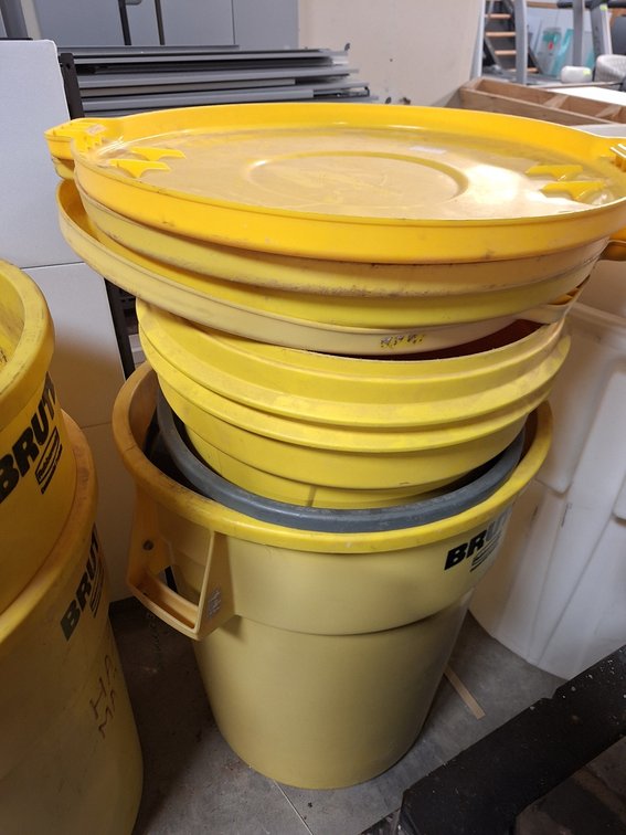 Assorted Brute Trash Cans and Lids