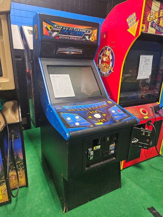 IT 2009 Silver Strike Bowlers Club Video Game, Serial 134613, Monitor needs cap kit, Vertical hold is bad