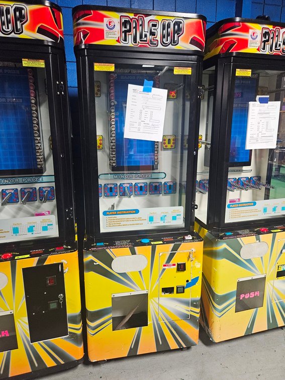 Smart Pile Up Redemption Game, Serial C-81573, 4 bad motors, Select prize button doesn't light up, Missing 4 prize pushers