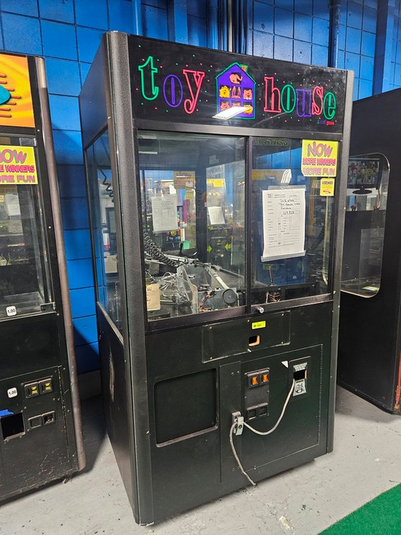 Rainbow Toy House Crane Game, Serial 109823